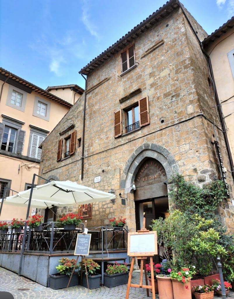 Facciata storica e ingresso di Al Pozzo Etrusco